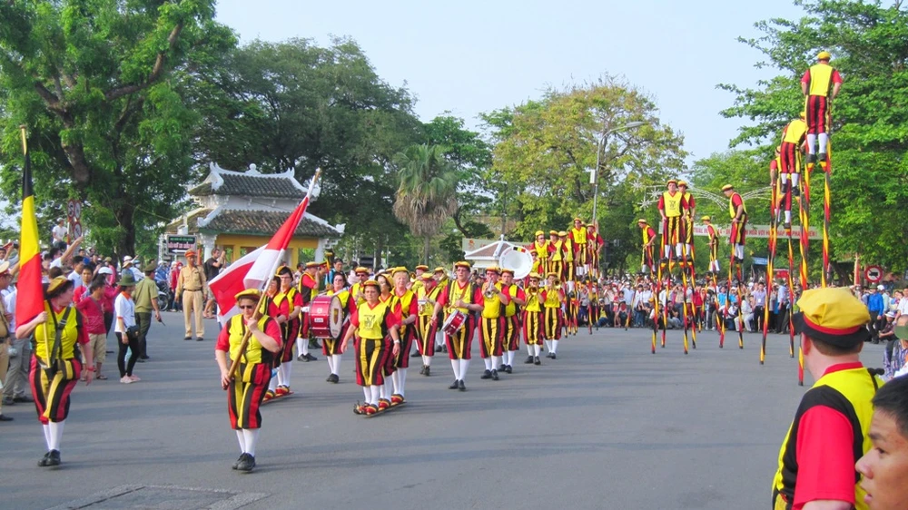 Những nghệ sĩ thích đi trên không ảnh 4